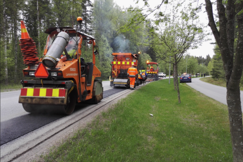 Kolme konetta ja työmiehet paikkaavat kadun uria kesällä.