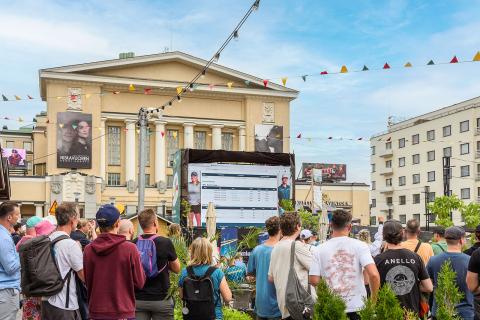 Ihmisiä kesäisellä Keskustorilla Tampereen Teatterin edessä.