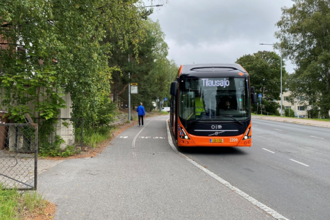 Nokiantiellä sijaitsevan Ala-Raholan pysäkillä tehtiin sähkönivelbussien testiajoja syksyllä 2023