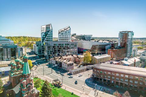 Nokia-areena kesäaikaan ilmasta nähtynä, etualalla ortodoksinen kirkko.