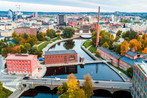 Satakunnan silta ja Tammerkoskea ilmasta nähtynä, edessä Konsulinsaari, vasemalla Sähkölaitoksen talo ja keskiputouksen voimalaitos.