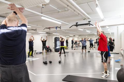 Uppotukit-harrasteryhmä jumppa kuntopiirissä Tampereen uintikeskuksen ryhmäliikuntatilassa ringissä.