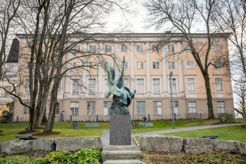 Kuva Joutsenet-veistoksesta Kirjastonpuistossa, taustalla Kulttuuritalo Laikku.