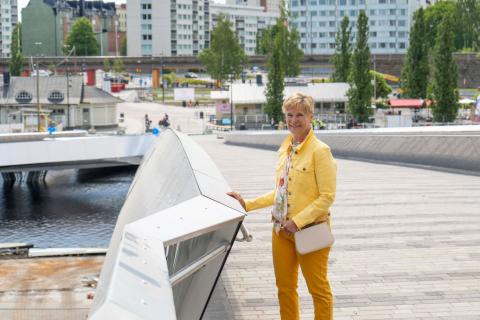 Rakennuttajainsinööri nojaa Särkänsiltaan ja katsoo kameraan.
