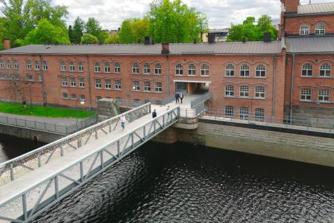 Valssipadonraitti kosken kohdalla kuvattuna ja ihmisiä kävelee sillalla.