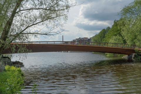 Vesitehtaansilta kuvattuna Pyhäjärvelle päin kesällä.