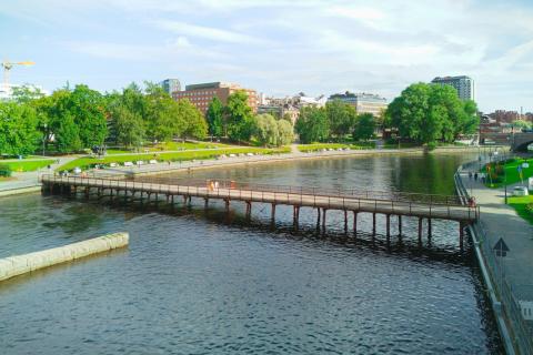 The temporary bridge on Valssipadonraitti over the Tammerkoski rapids, photographed in the summer.