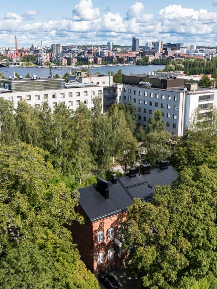 Ilmakuvassa Hatanpään kartanon konttorirakennus. Taustalla Pyhäjärvi ja Tampereen keskusta.