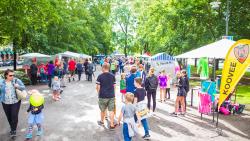 Ihmisiä kesäisessä Hämeenpuistossa.