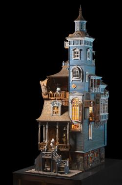 Ison viisikerroksisen talon pienoismalli. 