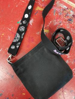 Kuvassa on laukku jonka hihna on kuvioitu Näpsän työpajassa
