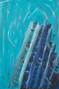 Sinisen sävyillä ja leveillä siveltimen vedoilla maalattu korkea rakennus, joka näyttää kallistuvan oikealle ja jonka edustalla vaaleat siveltimenvedot luovat vaikutelman voimakkaasta tuulesta.